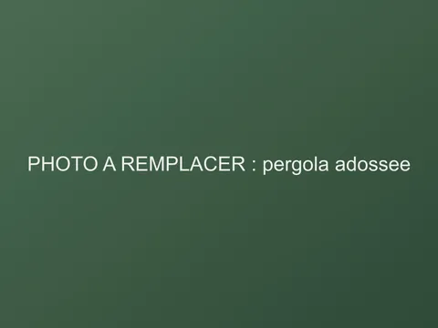 Pergola bioclimatique adossée à une maison contemporaine