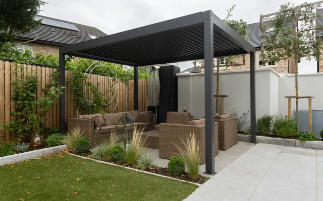 Pergola bioclimatique autoportée au-dessus d’un salon de jardin