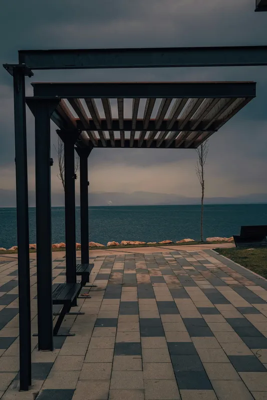 Structure et poteaux en aluminium d'une pergola en bord de mer